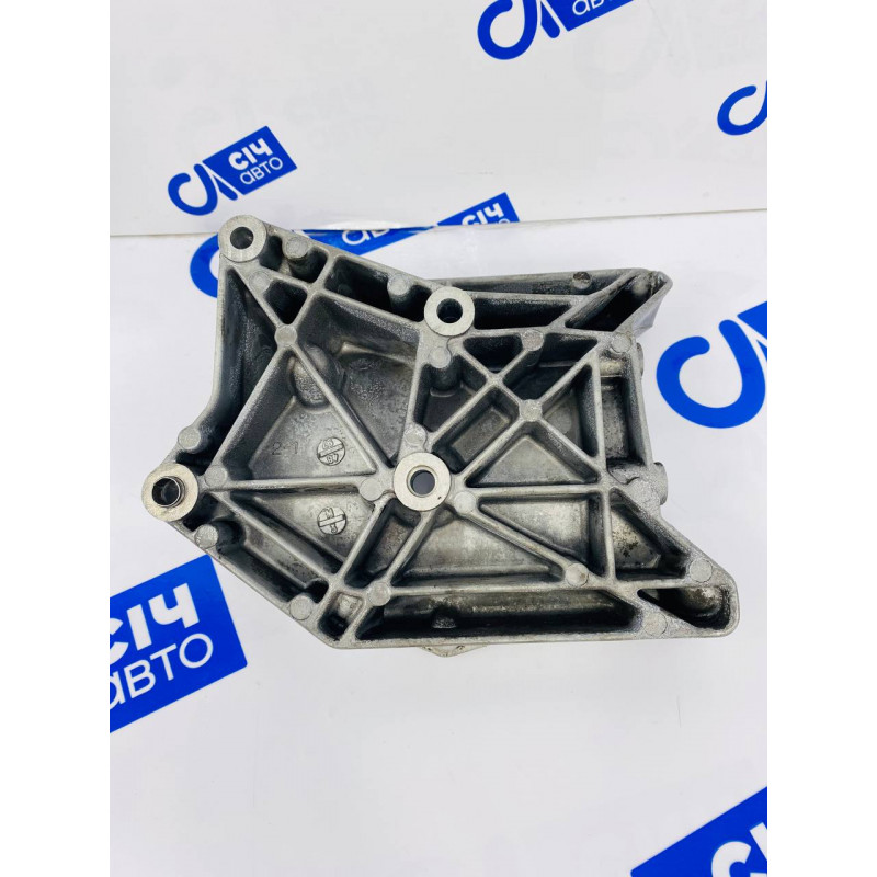 Кронштейн компрессора кондиционера 2.9 TDI MВ Sprinter 1996- 2000