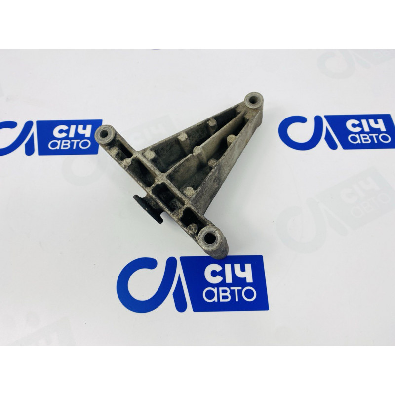 Кронштейн нижнего обводного ролика (обманка) MB Sprinter W906 ОМ646- OM651 А6112300342