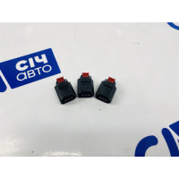 Фишка (новая) Volkswagen T5 8K0973702D